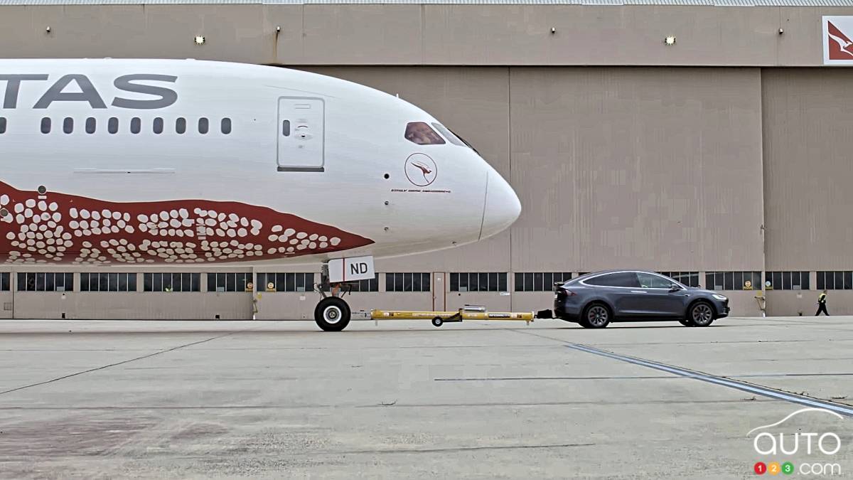 Un avion Boeing 787 Dreamliner se fait remorquer… par un Tesla Model X